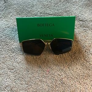 Bottega veneta sunglasses. Like new only wear it once